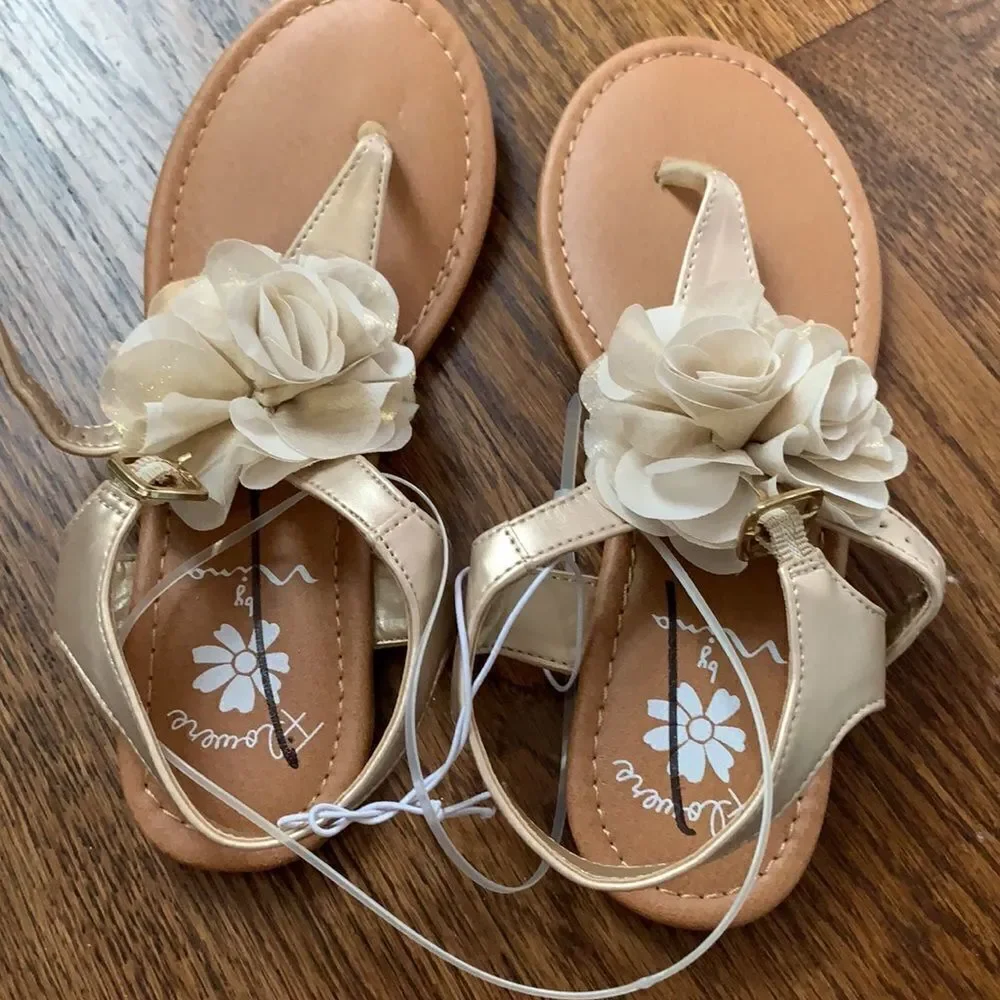 ‎Nwot Flowers by Nina gold sandals